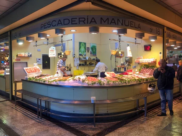 Seville, Spain - November 7, 2017: fresh seafood vendor inside a — ストック写真