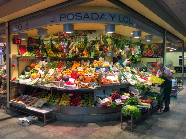 Sevilha, Espanha - 7 de novembro de 2017: Homem trabalha em produtos frescos . — Fotografia de Stock