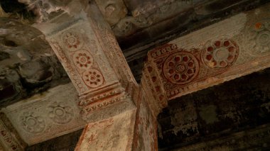 Angkor Wat, daha sonra Siem Reap, Kamboçya 'da Budist olan Khmer İmparatorluğu için inşa edilmiş bir tapınaktır..