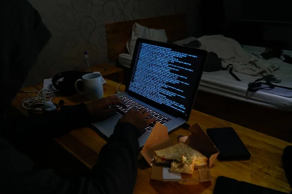 Αργά Βράδυ Αρσενικό Υπολογιστή Hacking Κώδικα Βρώμικο Δωμάτιο Ξενοδοχείου — Φωτογραφία Αρχείου