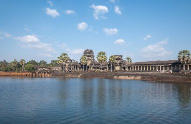 Siem Reap, Kamboçya - 30 Aralık 2019: Angkor Wat, Khmer İmparatorluğu için inşa edilen ve sonradan Siem Reap, Kamboçya 'da Budist olan bir tapınak..