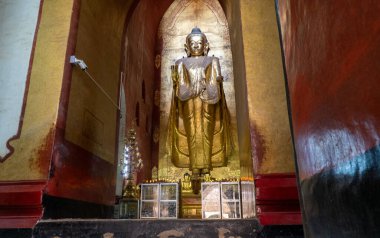 Myanmar, Bagan 'daki Ananda Tapınağı' nda Buda Heykeli. Adak için heykelin üzerine altın yaprak koymak yaygındır..