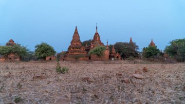 Bagan Arkeolojik Bölgesi 'ndeki küçük tapınaklar. Myanmar turizminin başlıca ilgi odağı.