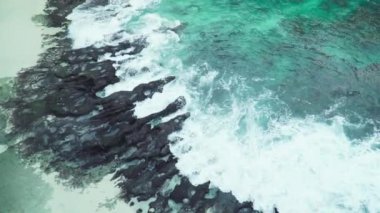 Yavaş çekimde kayalara çarpan dalgalar Kırık Plaj, Nusa Penida, Bali