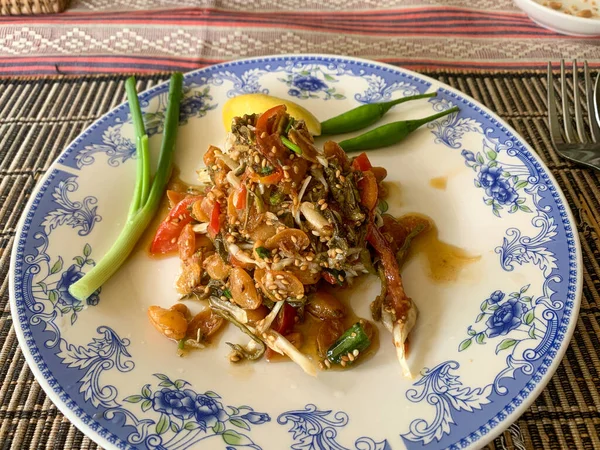 Bagan, Myanmar - 4 Mart 2020: Birmanya çay yaprağı salatası Myanmar mutfağında geleneksel bir yemektir. Turşulu çay yaprağı yiyen birkaç ülkeden biri..