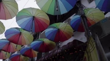 George Town, Penang, Malezya - 21 Eylül 2019: Sokak sanatıyla ünlü Ermenistan Caddesi yakınlarındaki Şemsiye Sanat Tesisi. Çekimler yavaş çekim olduğunu gösteriyor. 60 fps.