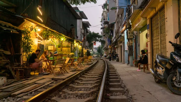 Hanoi, Vietnam - 15 Kasım 2019: Kafe 'de tren bekleyen turist grubu.