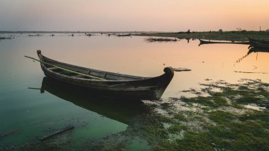 Taung Tha Man Gölü kıyısında tahta balıkçı teknesi, U-Bien yakınlarındaki meşhur meşe ağacı köprüsü, Mandalay, Myanmar