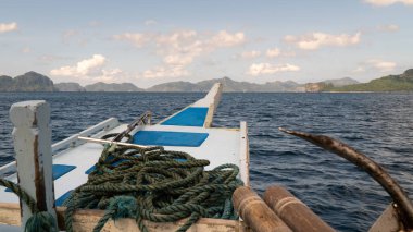 Güneşli bir günde Coron, Palawan, Filipinler 'e tekne turu. Adaya giden tekne turları popüler turizm aktiviteleri.