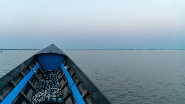 Myanmar 'daki Inle Gölü' nün tekne manzarası. Gün doğumunun kopyası için yer durgun göl, sabah sisi durgun göl. Yirmiden fazla salyangoz ve dokuz balık türü dünyanın başka hiçbir yerinde bulunmaz..