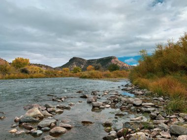 Rio Grande Rocky Nehri yatağı dağ manzarası Sante Fe New Mexico uçan balık akıntısı.