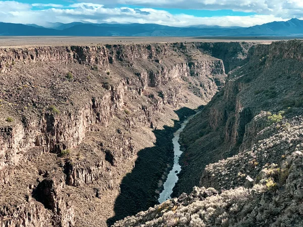 Rio Grande Vadisi nehri Taos New Mexico Güneybatı kanyon vadisi mavi dramatik gökyüzü