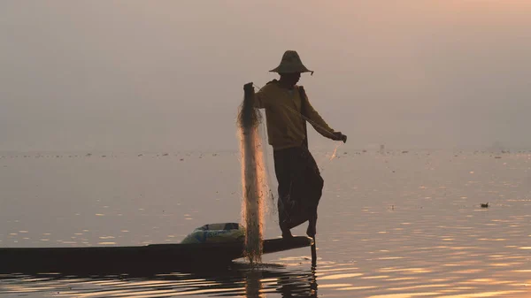 Nyaungshwe Myanmar Mars 2020 Pêcheur Pêchant Avec Filet Lac Inle — Photo