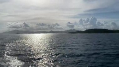 Palawan Filipinler Adaları güneşli bir günde geçerken Coron 'dan El Nido' ya giden bir feribotta okyanus manzaralı. 30fps UHD H.264 Video Görüntüleri.