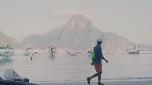 フィリピン パラワン州エルニド 2019年10月21日2人の男性がビーチを歩く 120Fpsのスローモーション1080P Proreshq — ストック動画