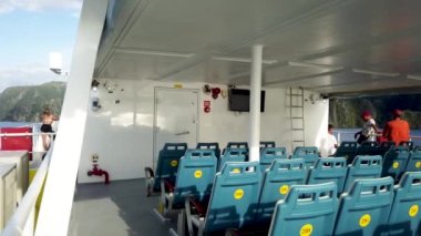 Coron, Filipinler: 26 Ekim 2019 - El Nido 'dan kalkan yolcu vapuru güvertesindeki oturma alanı.