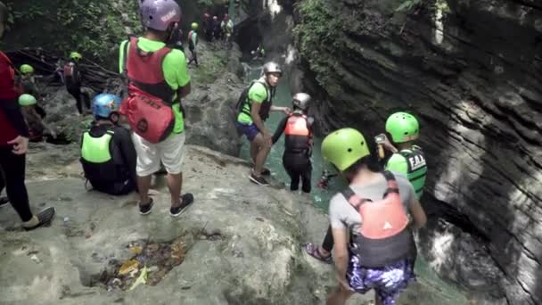 Alegria Cebu Philippines November 2019 Scared Woman Jumps Cliff Water — Stock Video