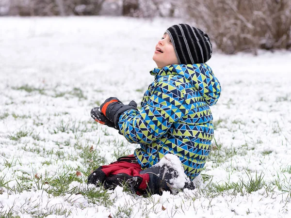 Criança brincando com neve no inverno — Fotografia de Stock