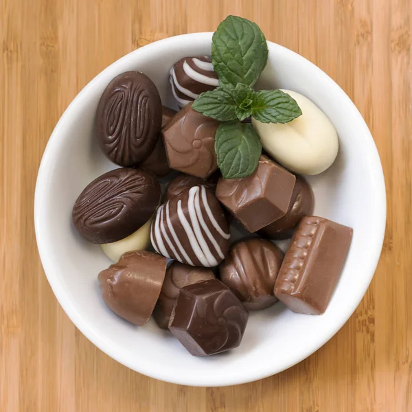 Pralinés de chocolate en un tazón Imagen de stock