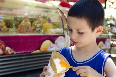 Dondurma yiyen çocuk.