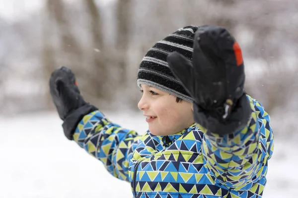 Niño en invierno —  Fotos de Stock