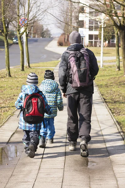 Père et enfants marchant dans la rue — Photo