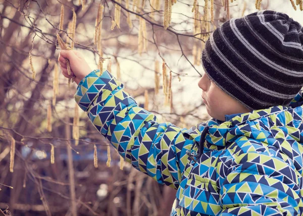 Kind und Kätzchen im Frühling — Stockfoto