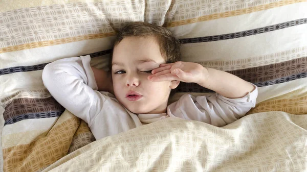 Criança doente ou doente na cama — Fotografia de Stock