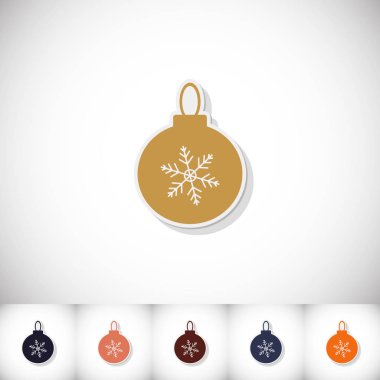 Noel top. Beyaz zemin üzerine gölge ile düz etiket