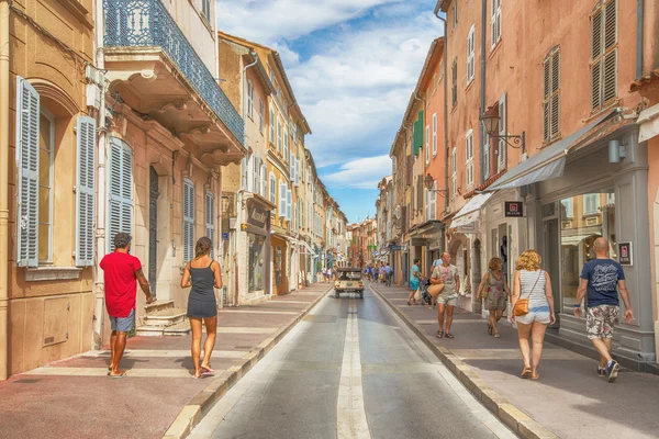 Niezidentyfikowany poople spaceru na ulicy, miasto architektura Saint Tropez w regionie Lazurowe Wybrzeże, Francja — Zdjęcie stockowe