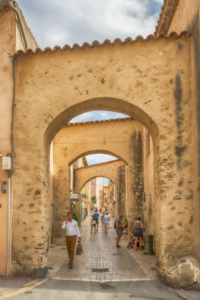 Poople não identificado que anda na rua, arquitetura da cidade de Saint Tropez em Riviera francesa, França — Fotografia de Stock