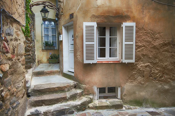 Pequena rua em Saint Tropez, França — Fotografia de Stock