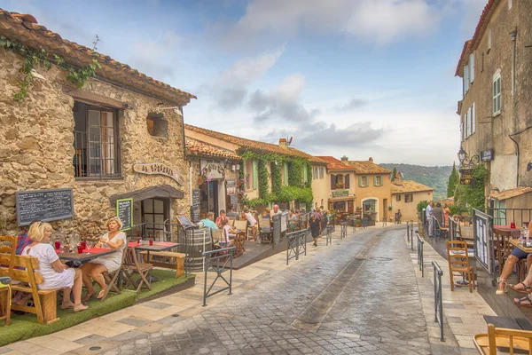 Unidentified  poople eating  in street restaurant, Architecture of  Ramatuelle city in French Riviera, France — Stock Photo, Image