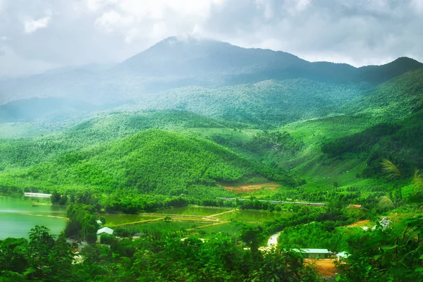 Belle vallée de montagne. Province de Cao Bang. Nord Vietnam . — Photo