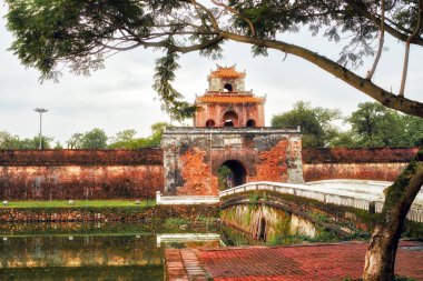 İmparatorluk Sarayı ana kapı önde gelen hendek üzerinde köprü