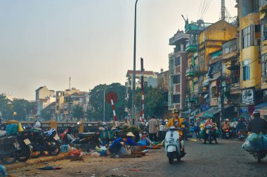  Vietnam günlük yaşamda. Tipik sokak satıcıları Haipong bir sokakta. Bu vietnam'ın kültürdür