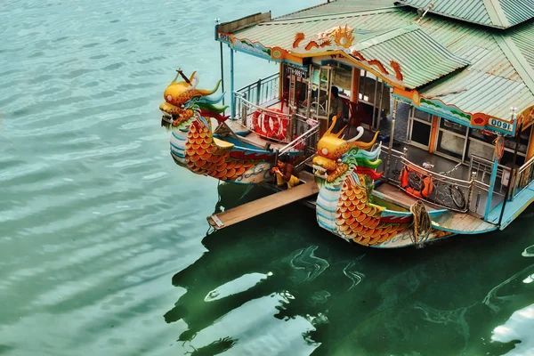 Bunte Schildkrötenboote mit der typischen Drachennase im Farbton Vietnam. die Boote liegen vor Anker am Ufer des Parfümflusses. — Stockfoto