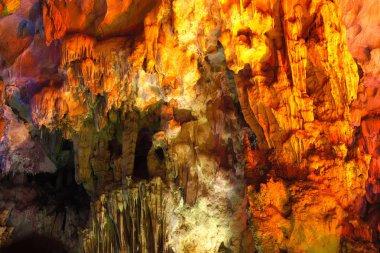 Dau git renkli aydınlatma mağara Halong Bay, Vietnam