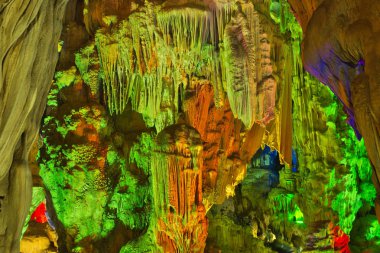 Dau git renkli aydınlatma mağara Halong Bay, Vietnam