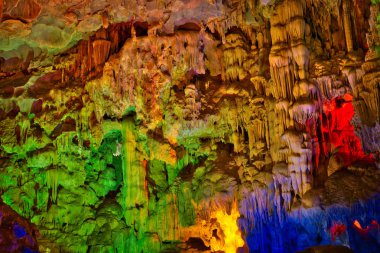 Dau git renkli aydınlatma mağara Halong Bay, Vietnam