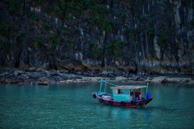 ağırlıklı olarak yerel yüzen köylerde eskiden halong Bay balıkçı teknesi