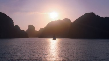 Halong Bay, Vietnam kayaların arasındaki rüya gibi günbatımı