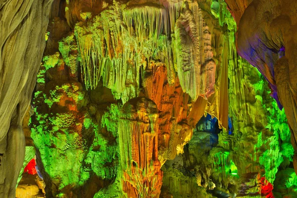 Farbenfrohe Illumination in der dau go Höhle in der Halong Bucht, Vietnam — Stockfoto