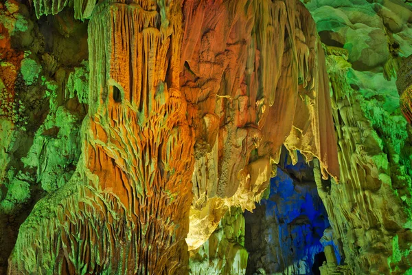 Dau git renkli aydınlatma mağara Halong Bay, Vietnam