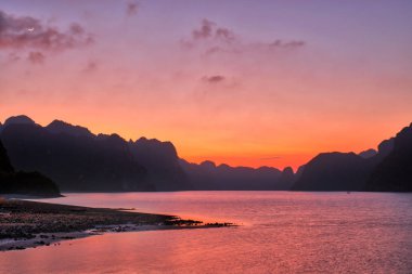 Halong Bay, Vietnam kayaların arasındaki rüya gibi günbatımı