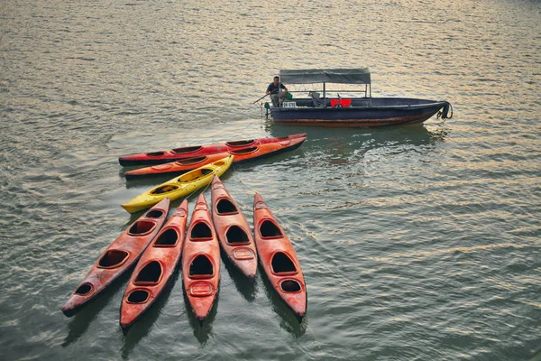 Kayaks colorés sur la mer dans la baie de Ha long Vietnam avec bateau de tourisme — Photo