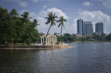 Havadan görünümü alacakaranlıkta kentsel silueti. Hanoi cityscape Bay Mau Göl Manzaralı