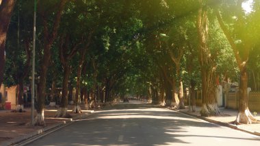 Ho Chi Minh Mausoleum yakınındaki hanoi şehrin cadde görünümü.