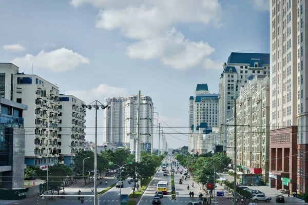 Capitale Hanoï paysage urbain au crépuscule. Hanoi est sur le chemin de la ville moderne comme beaucoup de bâtiment élevé a augmenté de nos jours — Photo
