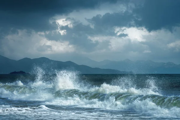 Nha Trang Vietnam Noviembre 2014 Ola Grande Hermosa Cielo Dramático Imagen De Stock